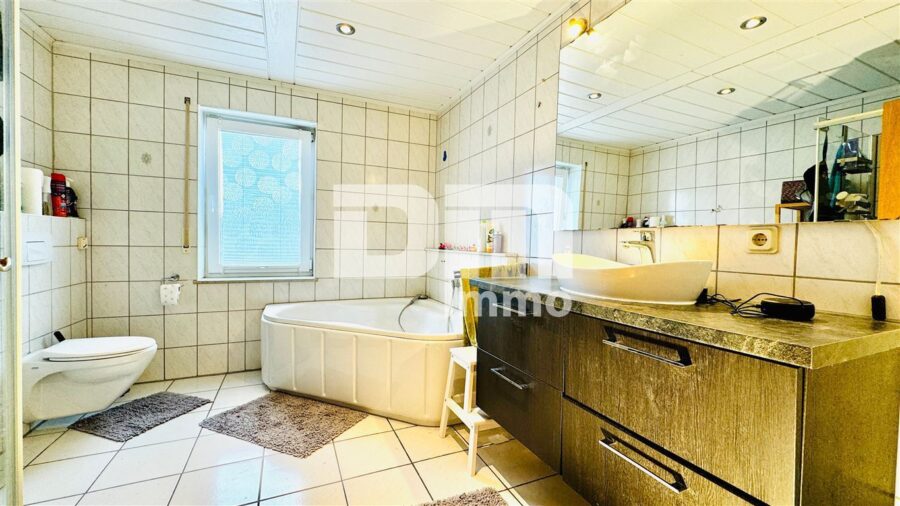 Schönes Mehrfamilienhaus geteilt nach WEG mit umfangreichen Nutzflächen und Traumgrundstück - WE2 - EG Badezimmer / Wanne / Dusche